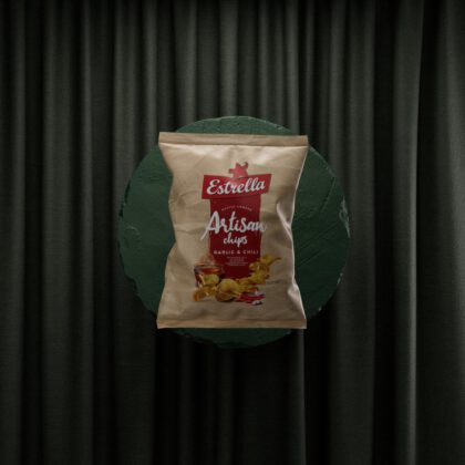 Tutustu Estrella Artisan Chipsin premium-pakkaussuunnitteluun, jossa korostuu maalaismainen hienostuneisuus ja gourmet-viehätysvoima vedessä kypsennettyjen makujen osalta.